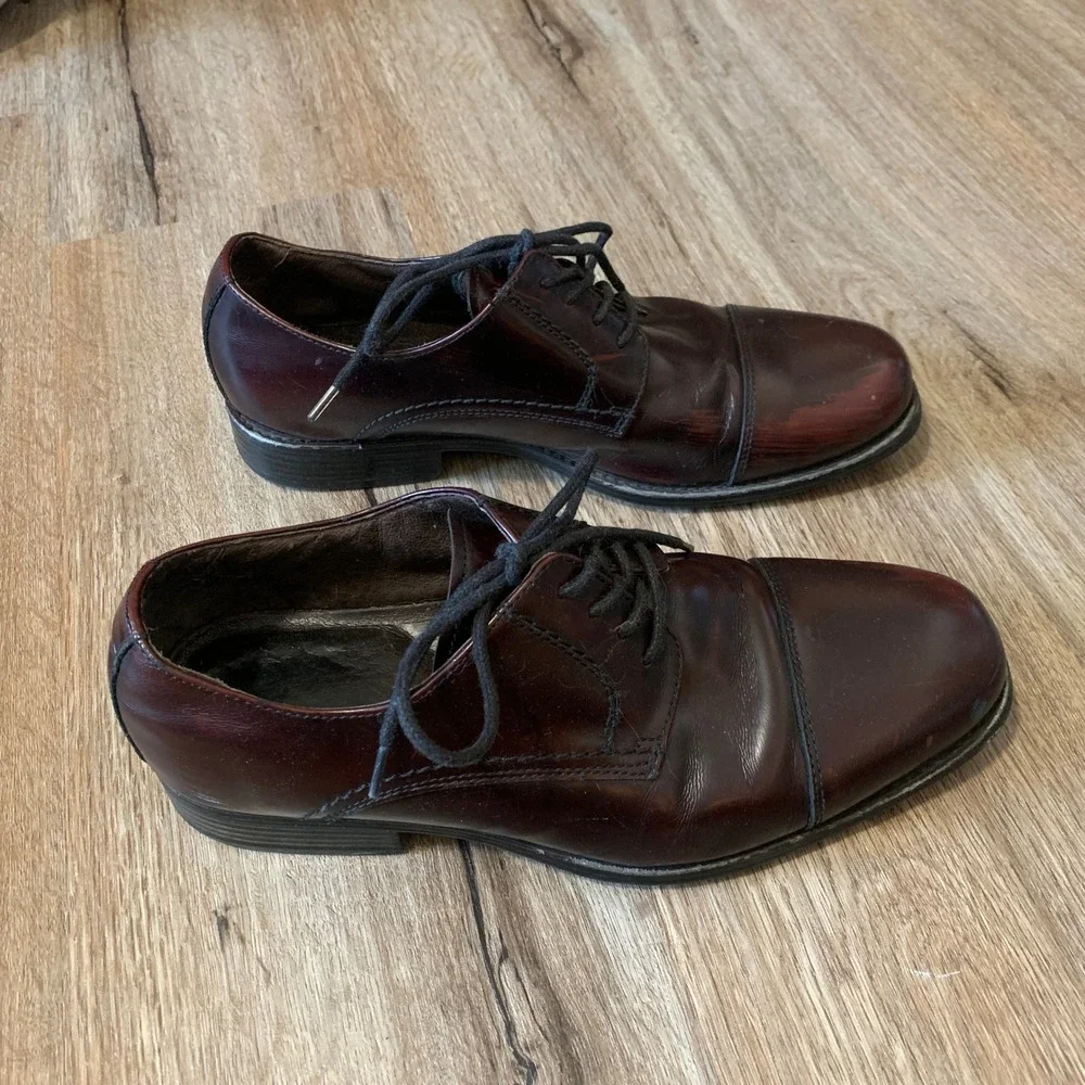Johnston & Murphy Atchison‎ cap toe dress shoes in a burgundy leather - size 8.5